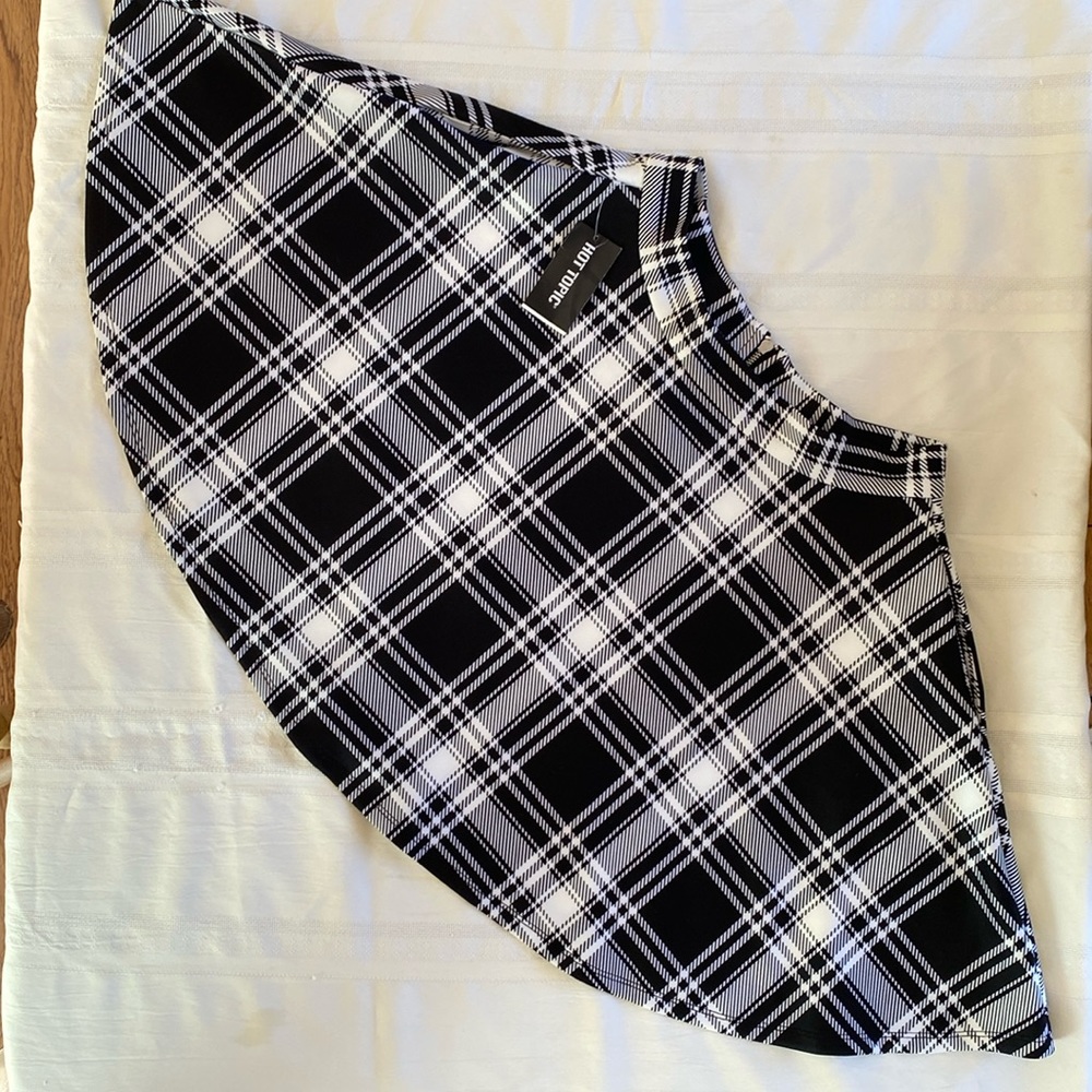 Hot Topic med plaid skirt with pockets